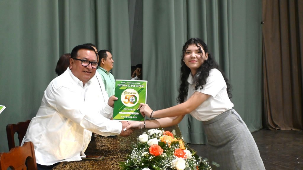 Felicita Noé Castillo a la generación número 50 de la Escuela Secundaria General Sección 22 del STPRM