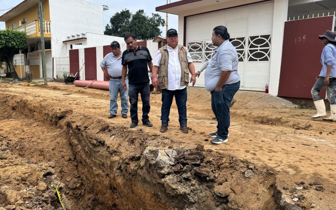 Noé Castillo supervisa las obras de mejora de drenaje sanitario de la colonia Cuatro Caminos