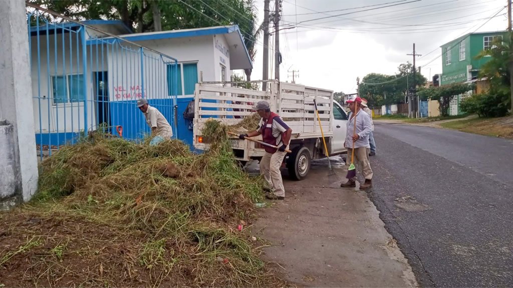 Se llevan a cabo trabajos de limpieza y embellecimiento en la calle 16 de Septiembre