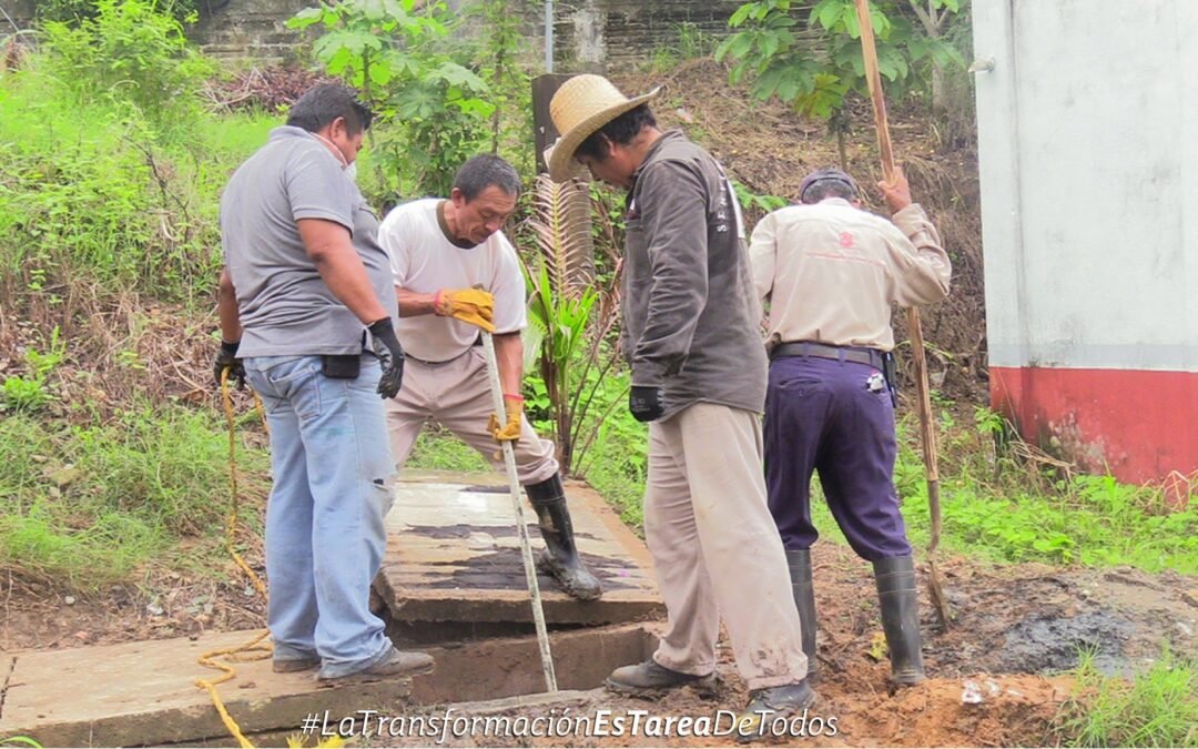 Se lleva a cabo el desazolve de drenaje y rehabilitación de los baños del campo deportivo 18 de Marzo