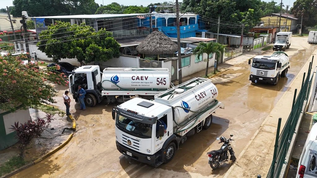 Noé Castillo gestiona ante CAEV pipas de agua para continuar los trabajos de limpieza