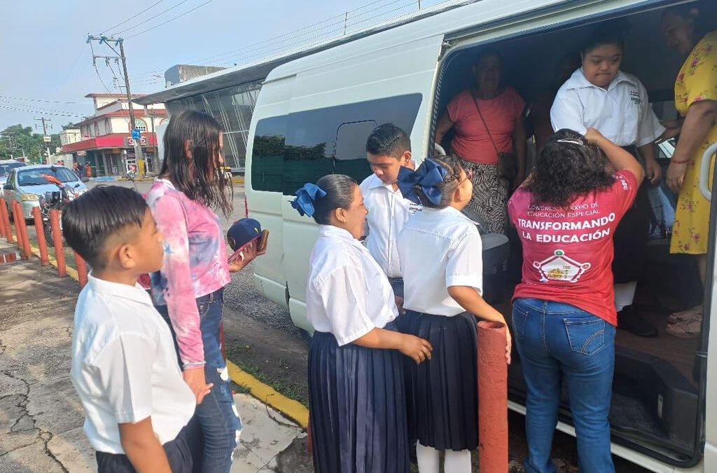 El alcalde Noé Castillo brinda apoyo de traslado a alumnos de la Escuela de Educación Especial Múltiple 43