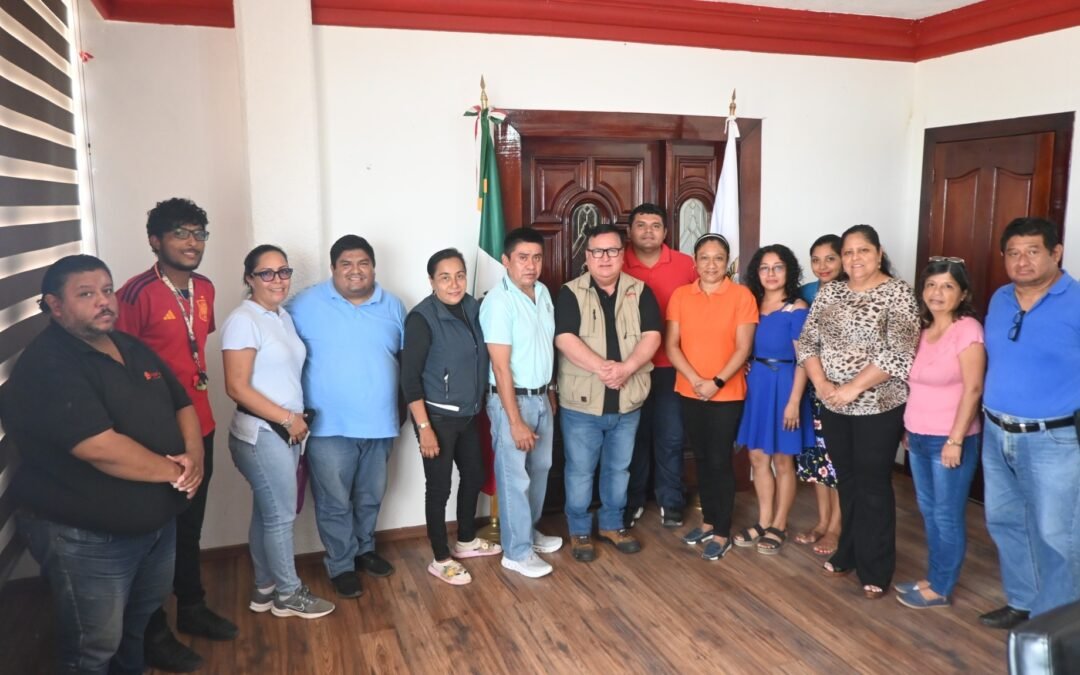 Se reúne Noé Castillo con padres de familia, maestros y el Director de la escuela Emiliano Zapata del ejido las Piedras