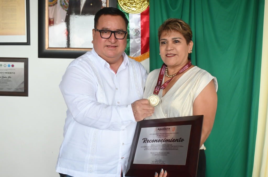 Entrega Noé Castillo reconocimiento a Maestra por su excelente servicio durante mas de 40 años