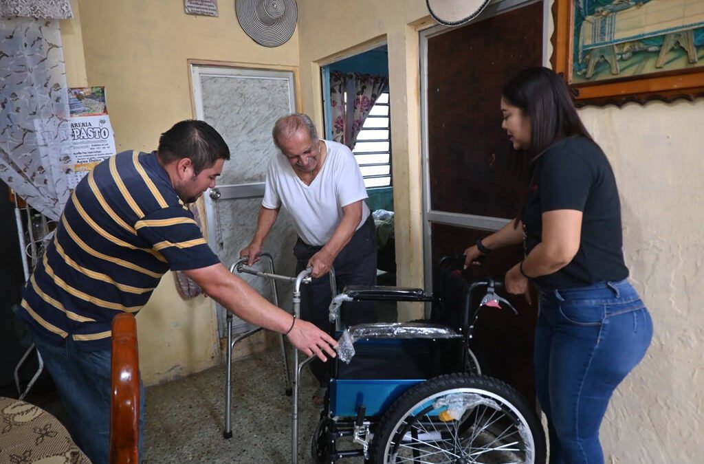 La directora general del DIF, Lic. Mabel Luna, realizó la entrega de sillas de ruedas a abuelitas y abuelitos
