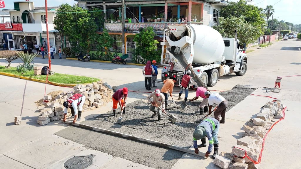 Continúan labores de construcción en la colonia Cuatro Caminos