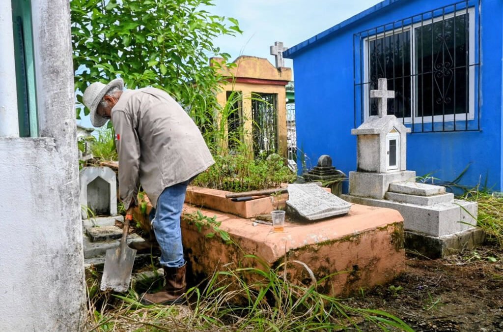 Lleva a cabo Obras Públicas labores de limpieza y mantenimiento en el panteón municipal