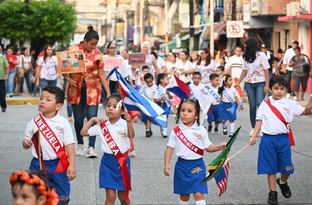 Alumnos de los CAIC-DIF y preescolares particulares, participaron en un colorido desfile con motivo del Día de las Naciones Unidas