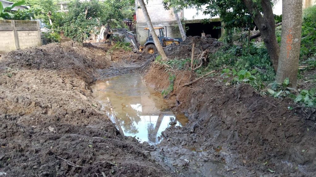 Se llevan a cabo labores de limpieza y desazolve de un canal a cielo abierto de la colonia Mil Cinco