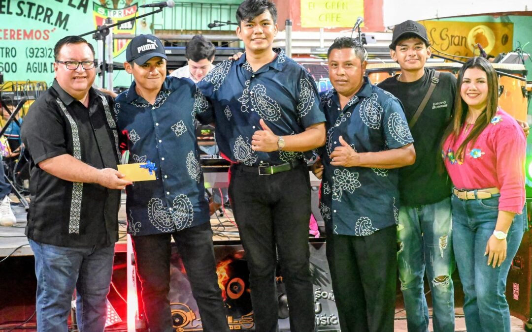 Festeja Noé Castillo día del músico entregando apoyos económicos