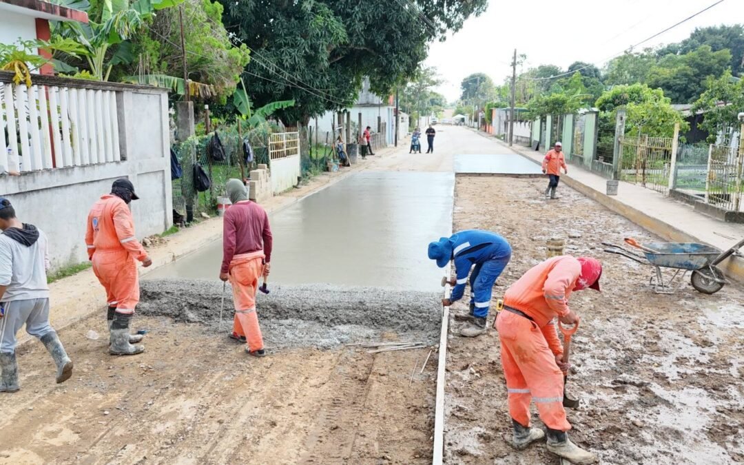 Continúan los trabajos de pavimentación de la calle Úrsulo Galván, en la colonia Kilómetro Dos