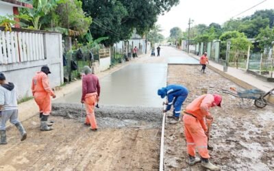 Continúan los trabajos de pavimentación de la calle Úrsulo Galván, en la colonia Kilómetro Dos